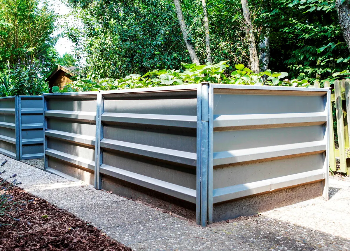Hochbeete mit Wänden aus Metallprofilen in einem Garten